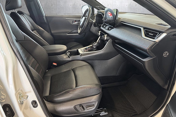 Toyota RAV4 Plug-in Hybrid 28 of 30