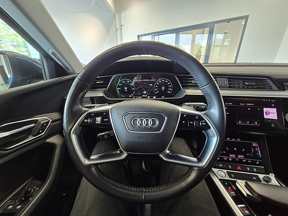 Audi e-tron 14 of 29