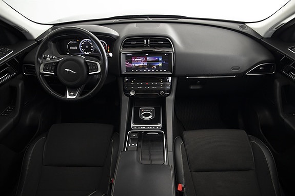 Jaguar F-PACE 12 of 30