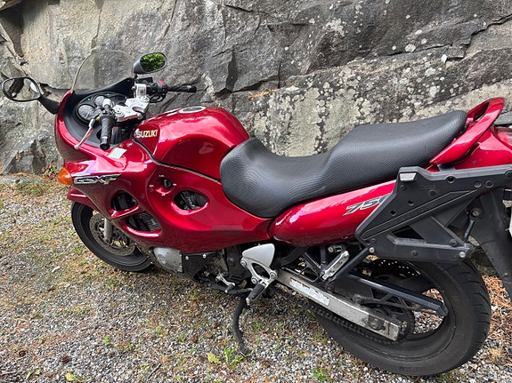 Suzuki GSX 750 F 2 of 5