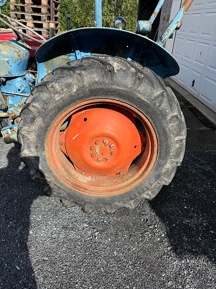 Ford Dexta 3 of 12