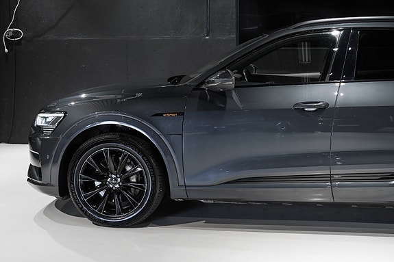 Audi e-tron 4 of 30