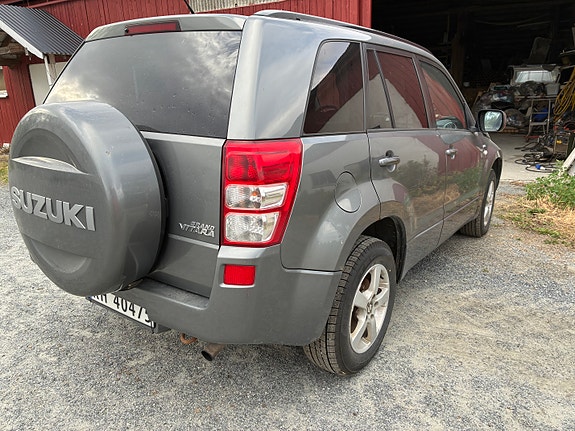 Suzuki Grand Vitara 2 of 6