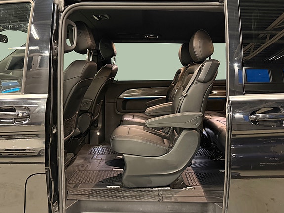 Mercedes-Benz EQV300 13 of 30