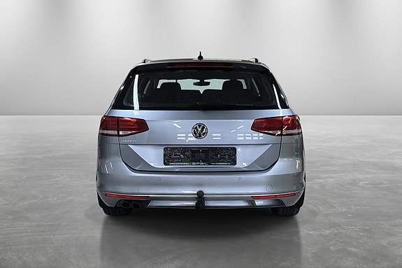 Volkswagen Passat 4 of 25