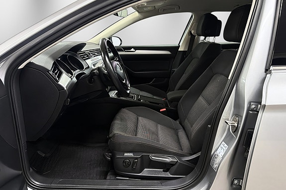 Volkswagen Passat 10 of 25