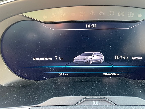 Volkswagen Passat 9 of 13