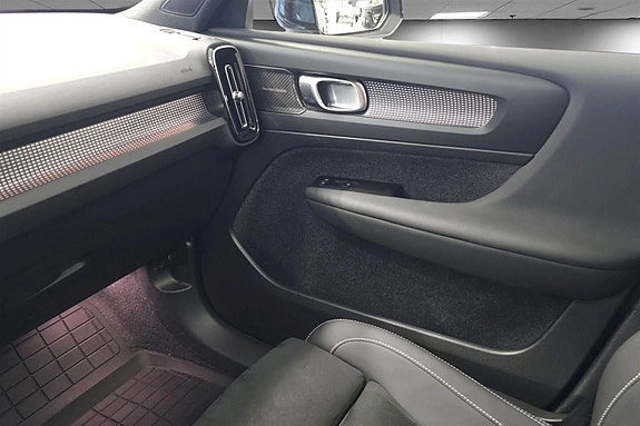 Volvo XC40 17 of 30