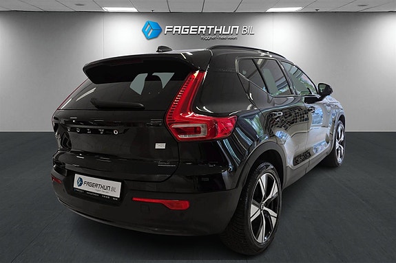 Volvo XC40 4 of 30