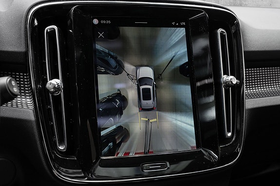 Volvo XC40 12 of 30