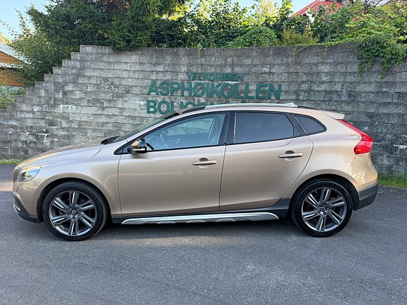 Volvo V40 Cross Country 2 of 30