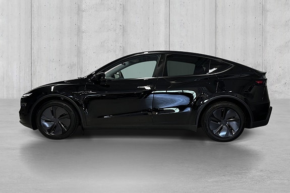 Tesla Model Y 4 of 20