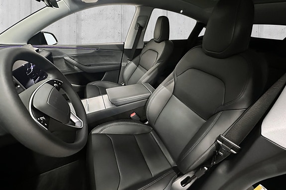 Tesla Model Y 9 of 20