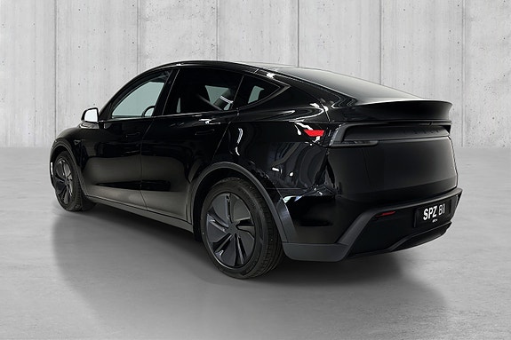 Tesla Model Y 5 of 20