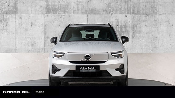 Volvo XC40 2 of 30