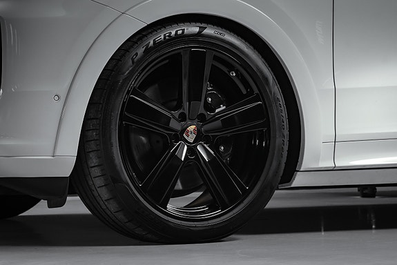 Porsche Cayenne 3 of 30