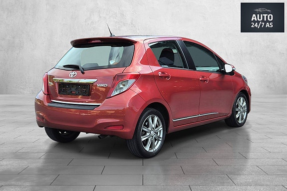 Toyota Yaris 10 of 30