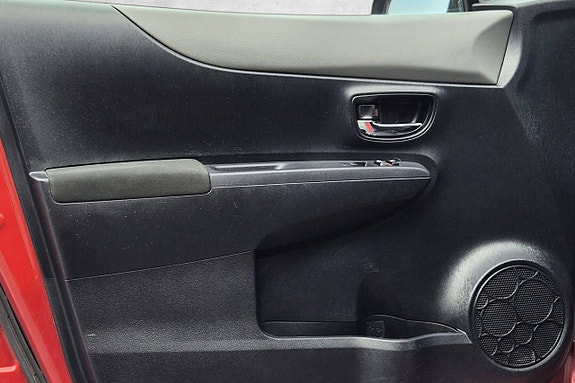 Toyota Yaris 14 of 30