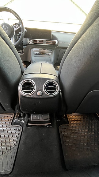 Mercedes-Benz EQC400 17 of 23