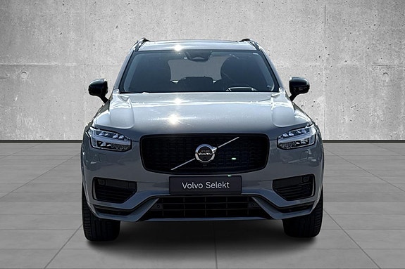 Volvo XC90 2 of 29