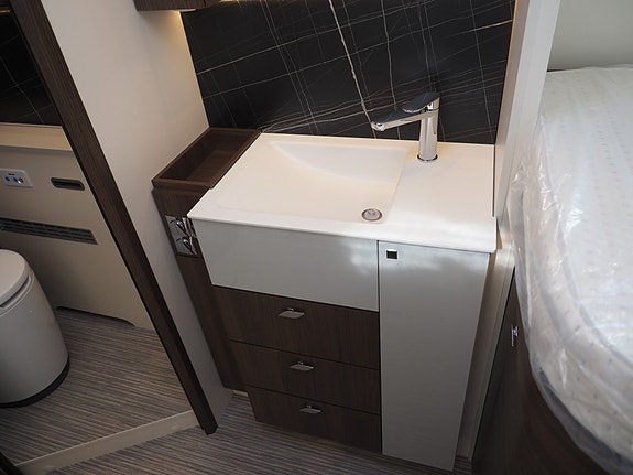 Bürstner Elegance I 910 G - Mercedes - Indus toalett - Alde. 17 of 30