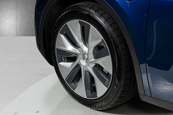 Tesla Model Y 7 of 28