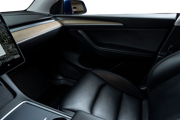 Tesla Model Y 16 of 28