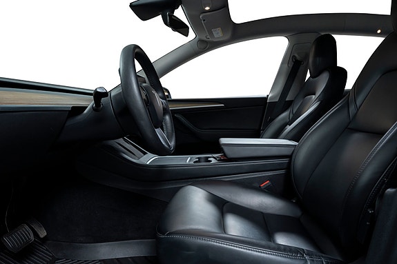 Tesla Model Y 21 of 28