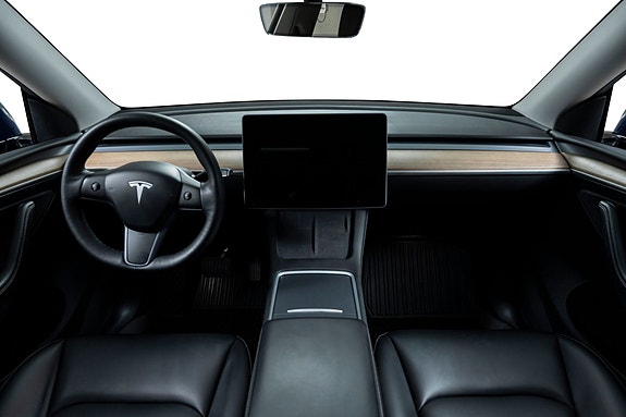 Tesla Model Y 23 of 28