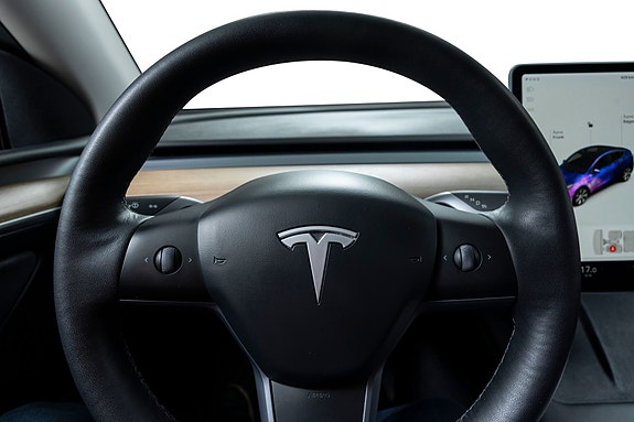 Tesla Model Y 17 of 28