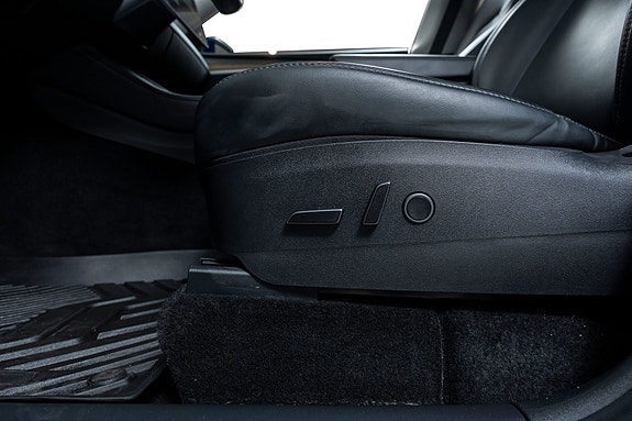 Tesla Model Y 20 of 28