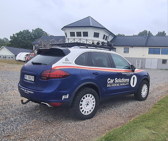 Porsche Cayenne 3 of 14