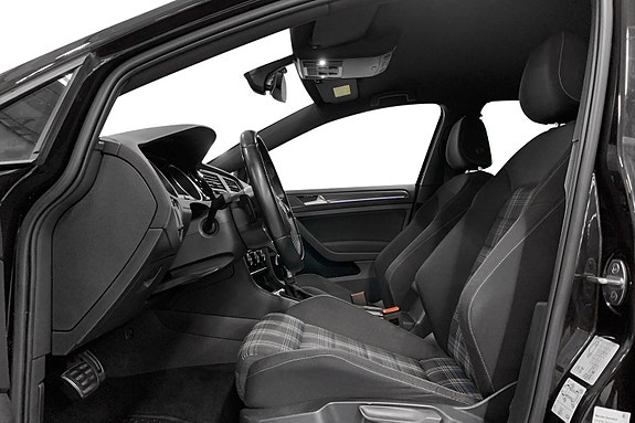Volkswagen Golf VII 8 of 12