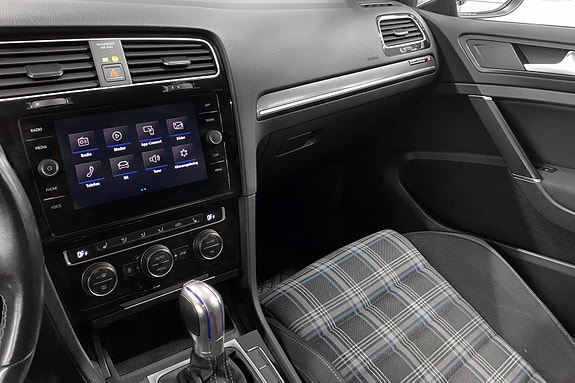 Volkswagen Golf VII 12 of 12