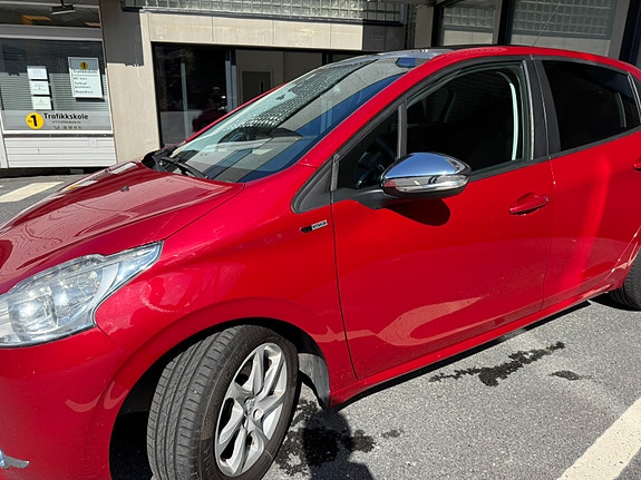 Peugeot 208 3 of 21