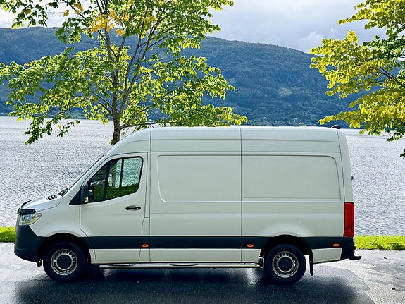 Mercedes-Benz Sprinter 2 of 13