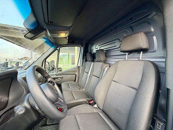 Mercedes-Benz Sprinter 8 of 13