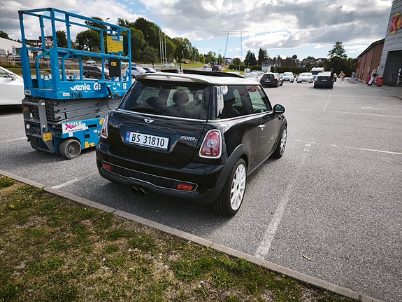 MINI Cooper S 4 of 8