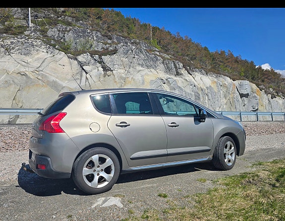Peugeot 3008 2 of 12