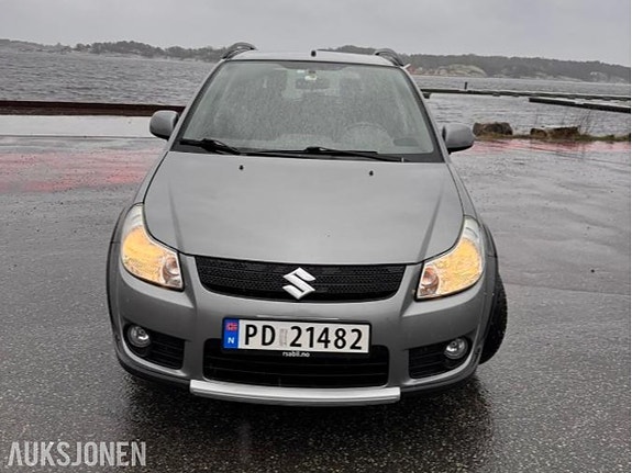 Suzuki SX4 2 of 10