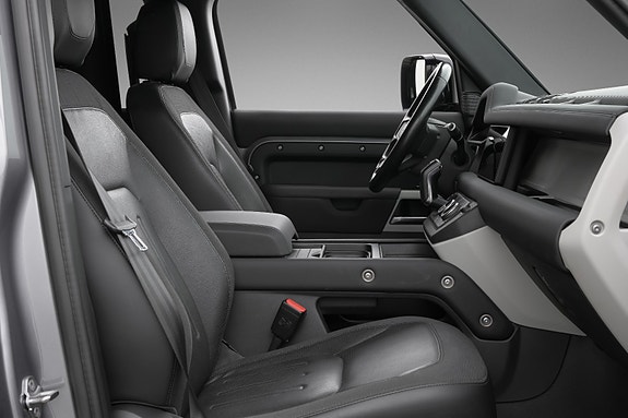 Land Rover Defender 110 7 of 26