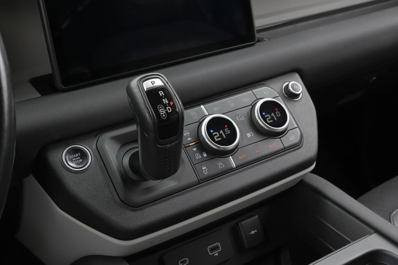 Land Rover Defender 110 11 of 26