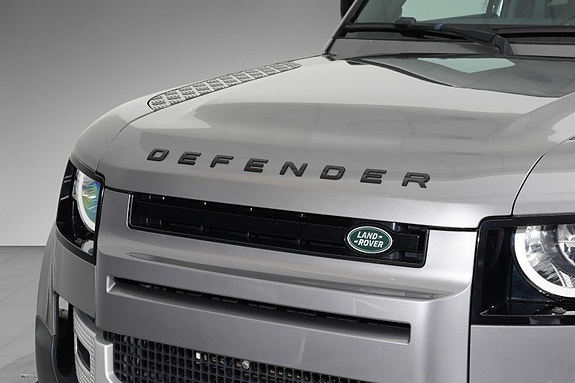 Land Rover Defender 110 22 of 26