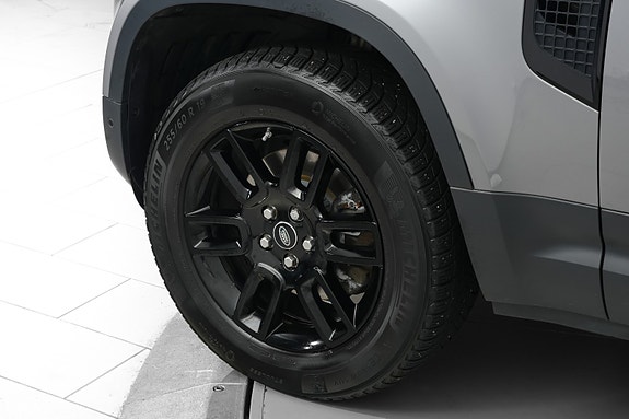 Land Rover Defender 110 23 of 26