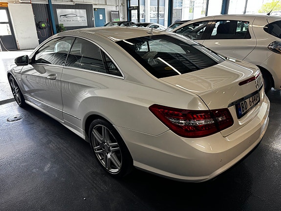 Mercedes-Benz E250 4 of 11