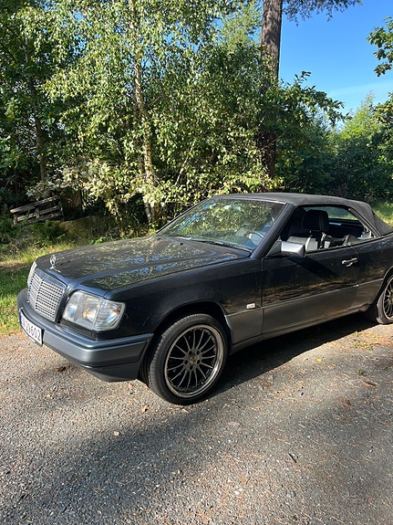 Mercedes-Benz E200 4 of 4
