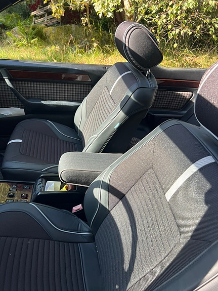 Mercedes-Benz E200 3 of 4