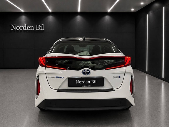 Toyota Prius Plug-in Hybrid 10 of 30