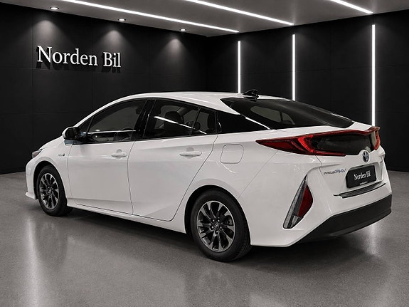 Toyota Prius Plug-in Hybrid 5 of 30
