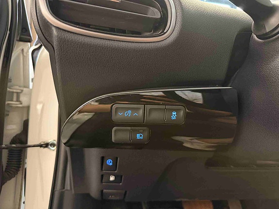 Toyota Prius Plug-in Hybrid 7 of 30
